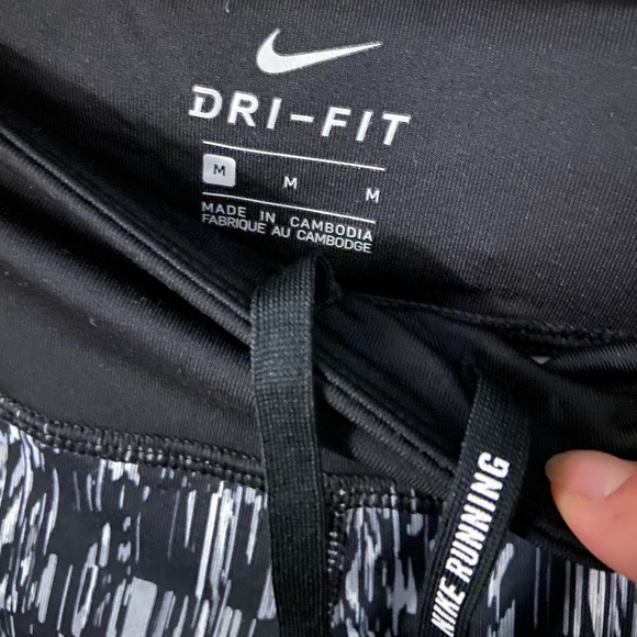 Nike. Size Medium. Black & White Pattern Mid-Rise Cropped Leggings. - Picture 4 of 4
